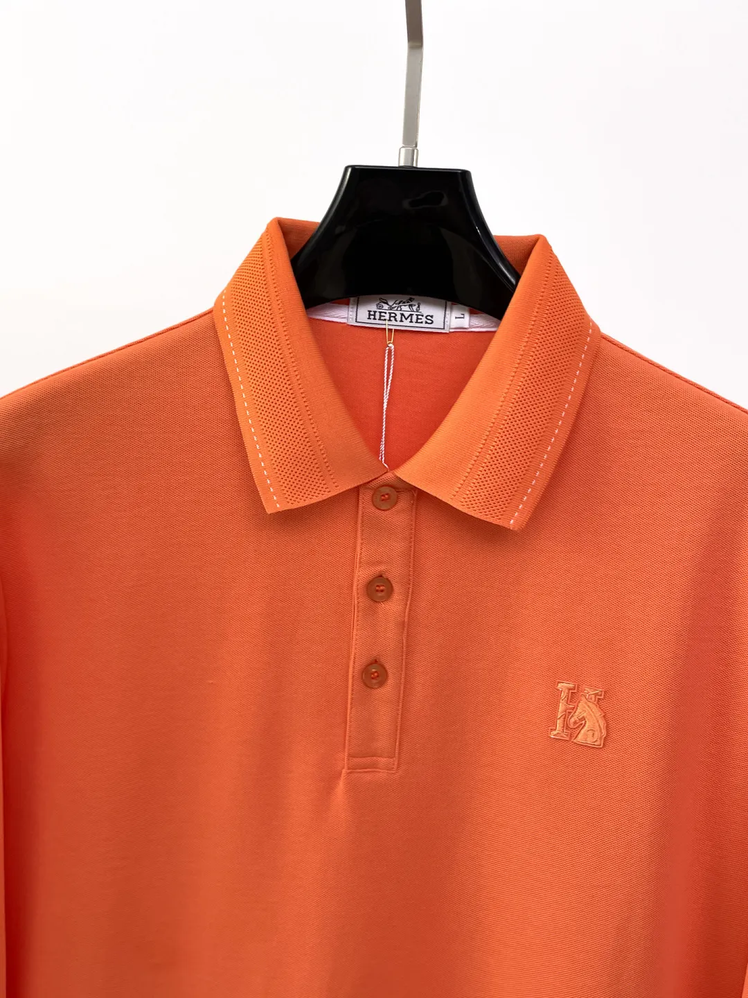 Hermès New Arrival long-sleeved Polo shirt, original fabric, official Same Style, made of 260g pure cotton pique fabric, custom-made in the same vat, feels very comfortable and smooth, very wide and stylish, produced by a first-line brand factory, imported Behringer embroidery machine, embroidery is full and textured, collar and collar ribs are woven with imported yarn, does not deform after long-term wear, the most New Arrival style in autumn and winter, fashionable and individual, super Versatile and good-looking Very suitable for both men and women. A must-have item for everyone. Size: M-XXXL